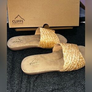 Cliffs by white mountain sandles